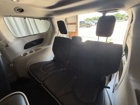 Used 2024 Chrysler Pacifica Limited FWD image 21