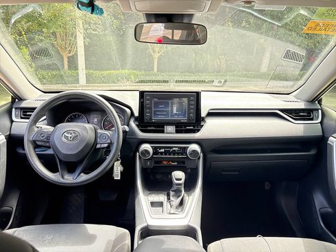 Used 2020 Toyota RAV4 LE FWD image 7