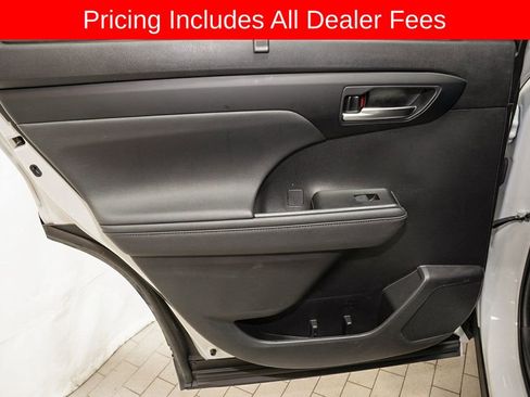 Used 2023 Toyota Highlander XLE AWD/4WD image 12