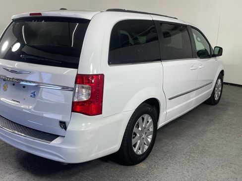 Used 2016 Chrysler Town & Country Touring FWD image 5