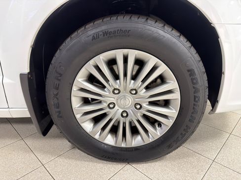 Used 2016 Chrysler Town & Country Touring-L image 13