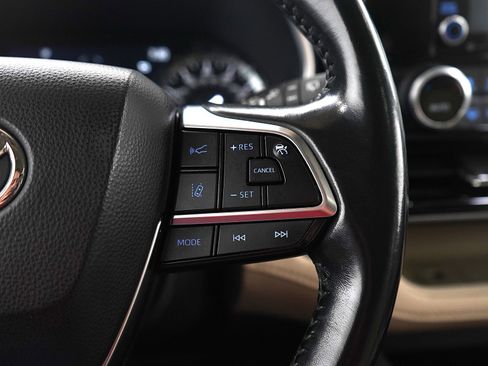 Used 2021 Toyota Highlander XLE image 30