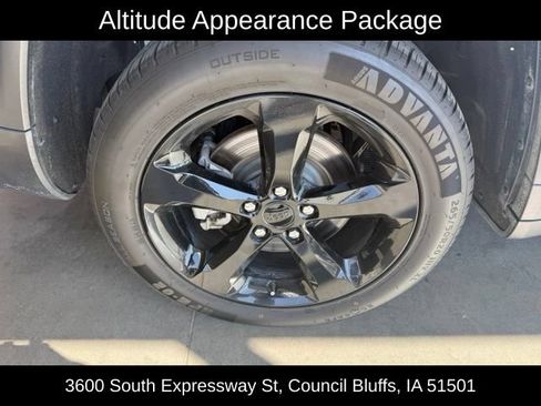 Used 2023 Jeep Grand Cherokee L Laredo AWD/4WD image 9
