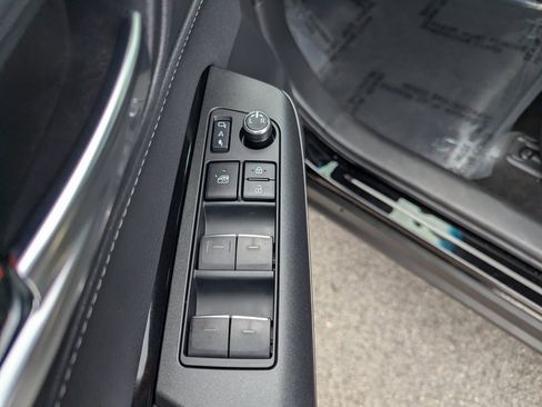 Used 2024 Toyota Venza LE image 14