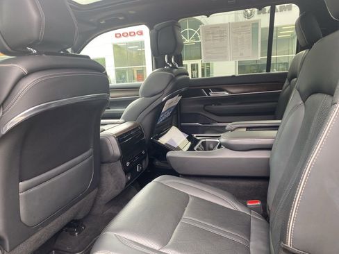 Used 2022 Jeep Grand Wagoneer Series II AWD/4WD image 26