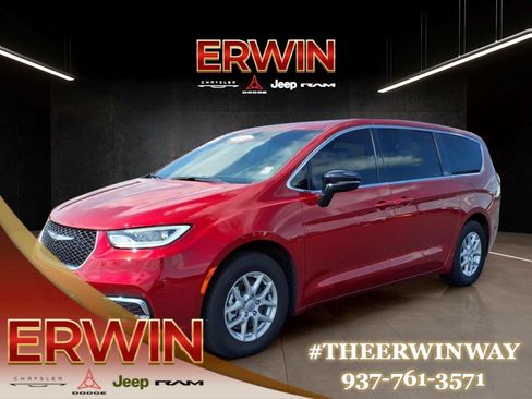 Used 2025 Chrysler Pacifica Select FWD image 3