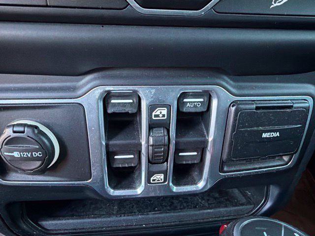 Used 2018 Jeep Wrangler Unlimited Sahara AWD/4WD image 9