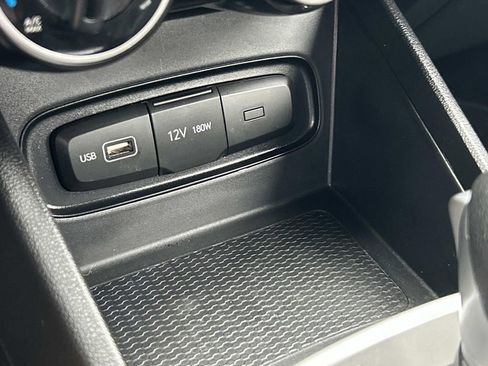 Used 2022 Hyundai Venue SE image 25