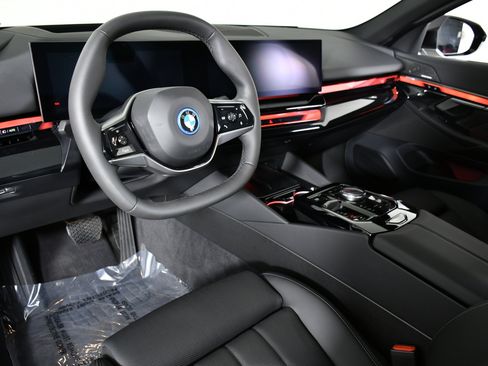 Used 2025 BMW i5 xDrive40 w/ Premium Package image 21