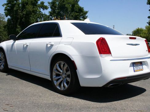 Used 2017 Chrysler 300 Limited RWD image 7