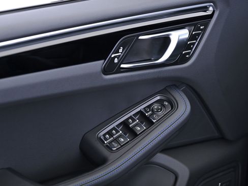 Certified 2025 Porsche Macan image 34