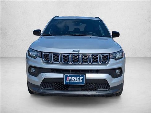 Used 2024 Jeep Compass Latitude AWD/4WD image 2