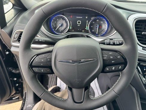 New 2026 Chrysler Pacifica Limited image 17