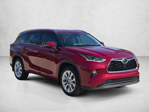 Used 2024 Toyota Highlander Limited FWD image 3