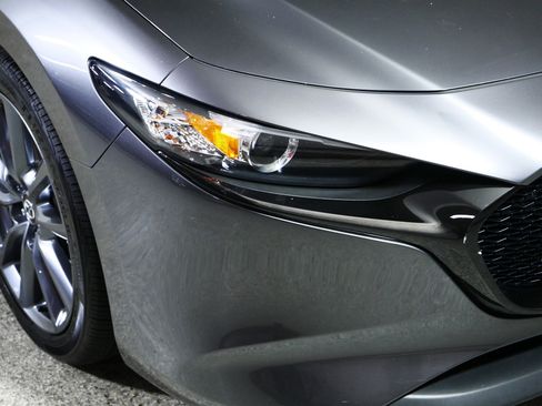 Used 2020 MAZDA MAZDA3 Hatchback FWD image 16