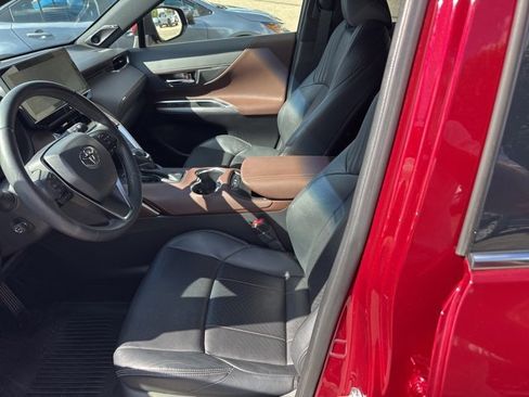 Used 2021 Toyota Venza Limited image 14