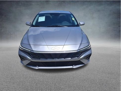 Used 2025 Hyundai Elantra SE FWD image 2