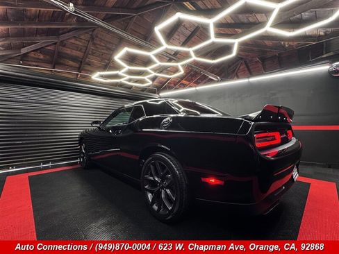 Used 2019 Dodge Challenger SXT w/ Blacktop Package RWD image 4