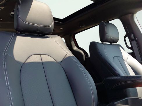 New 2026 Chrysler Pacifica Select AWD/4WD image 4