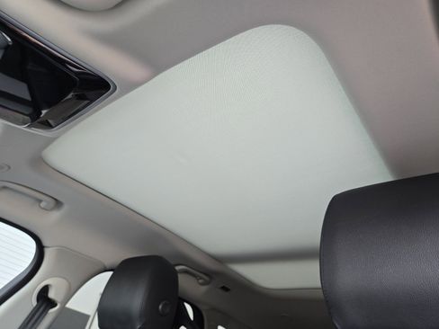 Used 2025 Land Rover Range Rover Velar Dynamic SE image 11