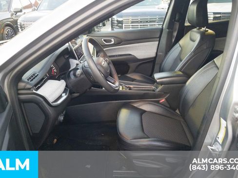 Used 2024 Jeep Compass Latitude image 7