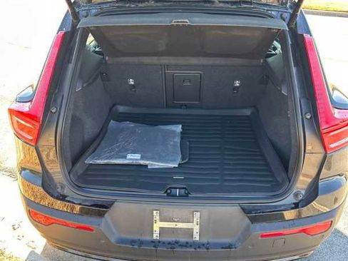 Used 2023 Volvo XC40 Recharge Plus image 9