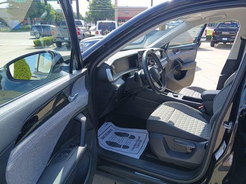 Used 2025 Volkswagen Tiguan S w/ 18" Wheel Package FWD image 9