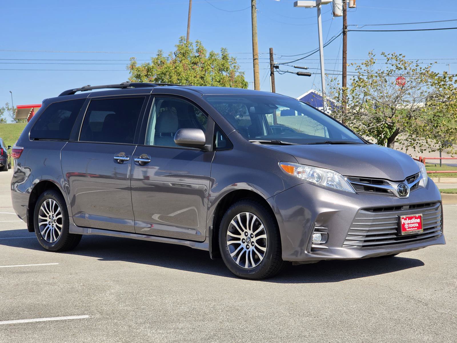 Used 2020 Toyota Sienna XLE FWD image 1