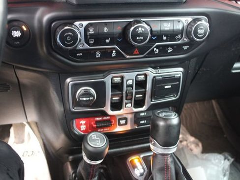Used 2018 Jeep Wrangler Unlimited Rubicon w/ Uconnect 4C Nav & Sound Group AWD/4WD image 18