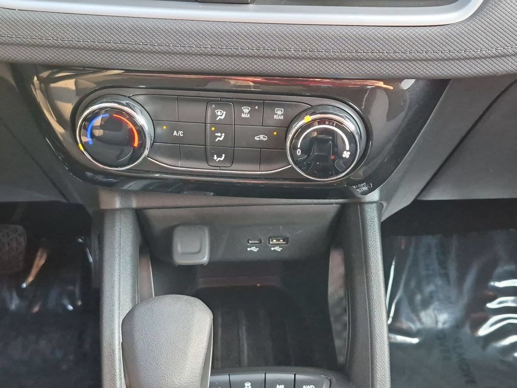 Used 2025 Chevrolet TrailBlazer LT AWD/4WD image 25
