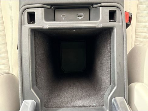 Used 2024 Land Rover Discovery S image 36