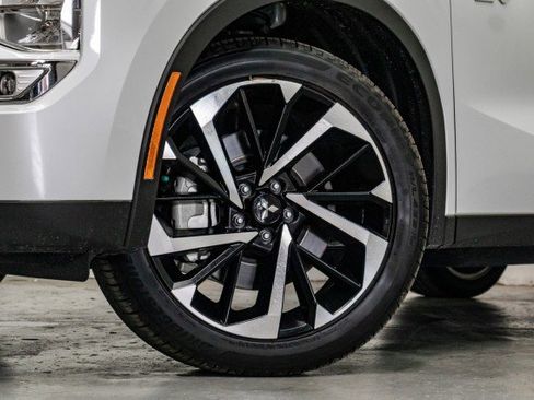 New 2025 Mitsubishi Outlander SE image 3