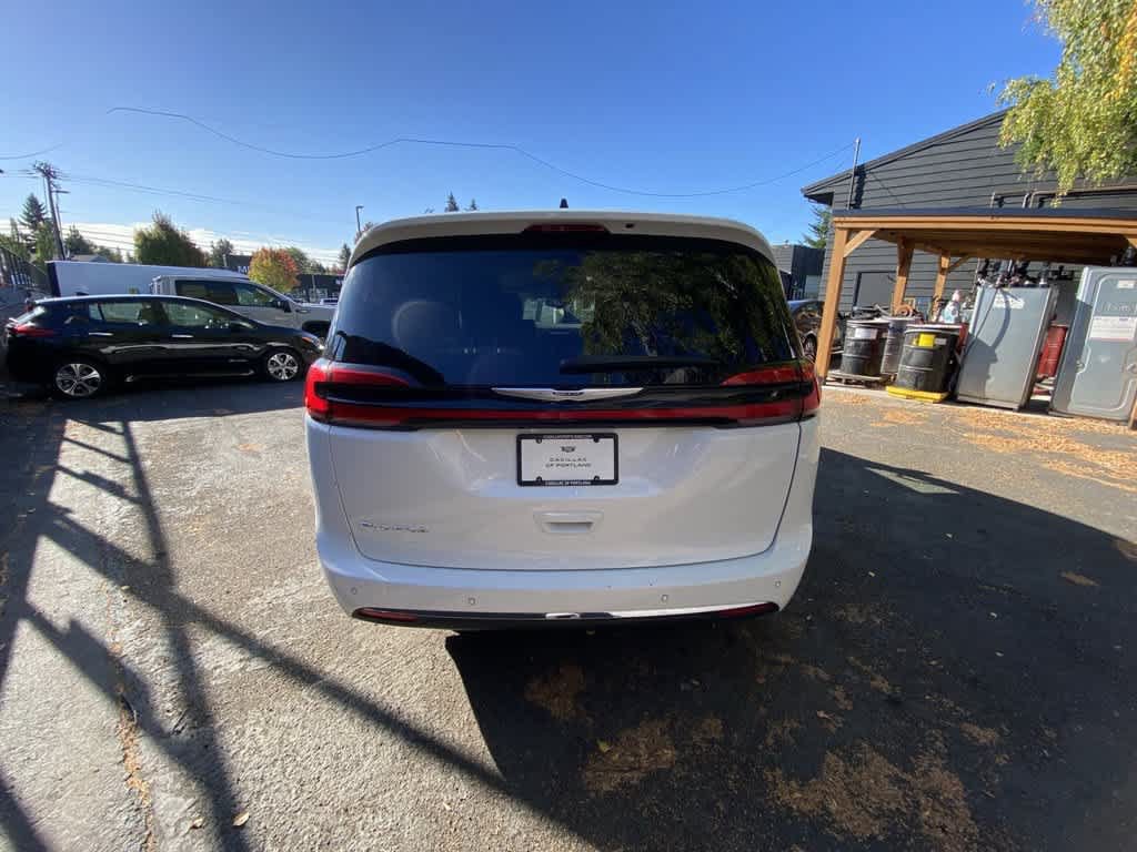 Used 2024 Chrysler Pacifica Touring-L FWD image 5