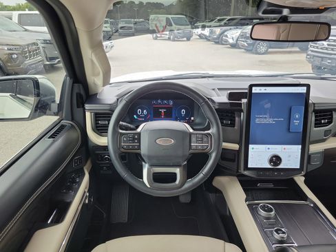 Used 2024 Ford Expedition Platinum AWD/4WD image 7