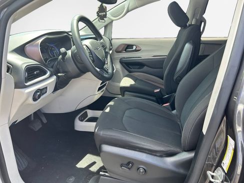 Used 2023 Chrysler Voyager LX FWD image 12