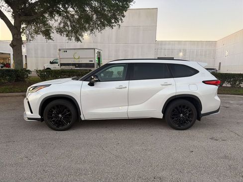 Used 2023 Toyota Highlander XSE image 2