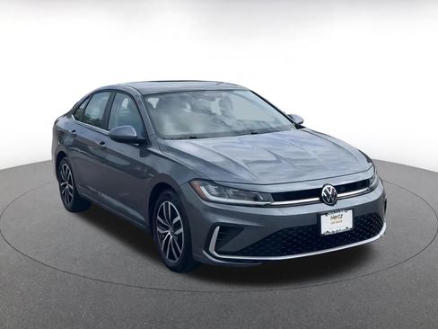 Used 2025 Volkswagen Jetta SE image 3