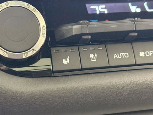 Certified 2025 Toyota Sequoia Platinum image 32