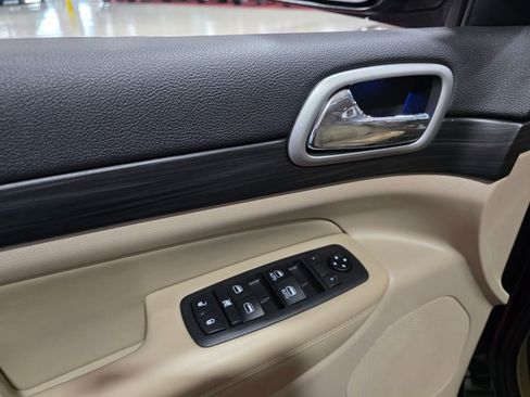 Used 2019 Jeep Grand Cherokee Laredo AWD/4WD image 12