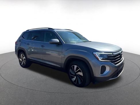 Used 2025 Volkswagen Atlas SE AWD/4WD image 2