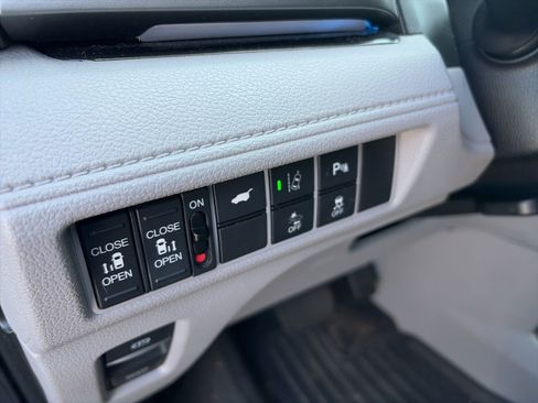 Used 2018 Honda Odyssey Elite image 16