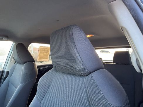 Used 2021 Toyota RAV4 LE image 11