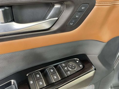 Used 2025 Nissan Pathfinder Platinum FWD image 17