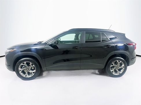 Used 2025 Chevrolet Trax LT w/ LT Convenience Package image 10