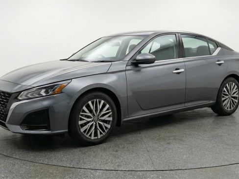 Used 2025 Nissan Altima 2.5 SV FWD image 3