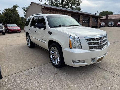 Used 2013 Cadillac Escalade Platinum image 3