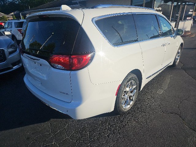 Used 2018 Chrysler Pacifica Limited FWD image 3