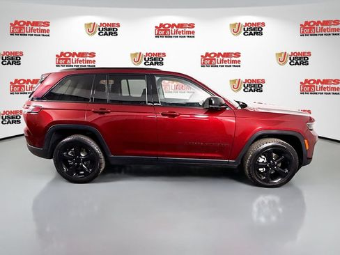 Used 2023 Jeep Grand Cherokee Limited w/ Black Appearance Package AWD/4WD image 18
