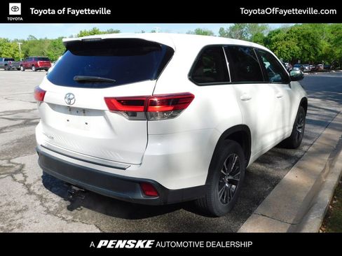 Used 2018 Toyota Highlander LE FWD image 4