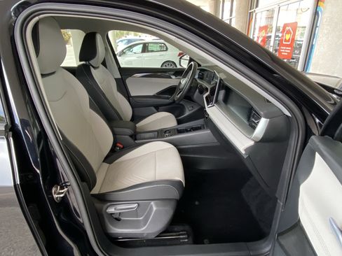 Used 2025 Volkswagen Tiguan SE w/ Panoramic Sunroof Package image 32